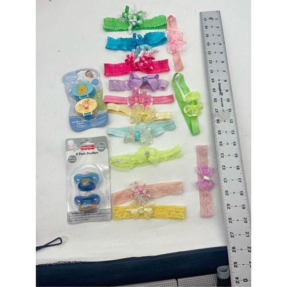Baby girl bows & pacifiers new in box - Picture 1 of 6